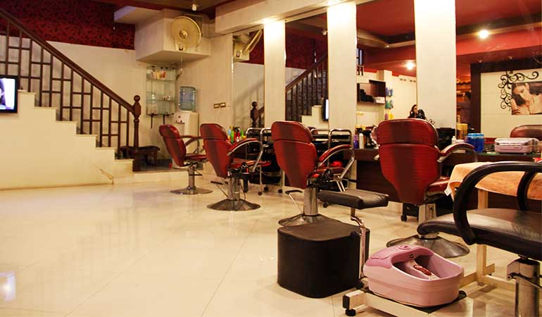 80% OFF Beauty Package! Double Whitening Facial  + Whitening Polisher + Whitening Manicure + Whitening Pedicure + Hair Cut with Blowdry + Eyebrows & Upper-lip Threading by Samira Umar Bridal Salon Gulberg 3, Lahore.