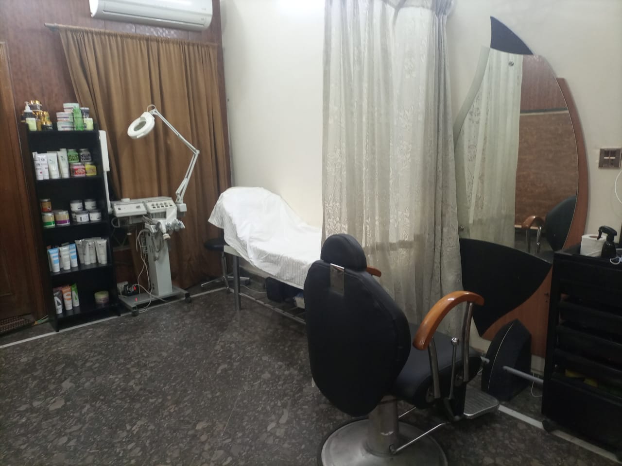 Whitening Facial + Face Polisher + Hot Oil Massage + Whitening Manicure + Whitening Pedicure with Polisher + Threading (Eye brow+Upper lips) by Mirrors Beauty Lounge, Wapda town, Lahore.