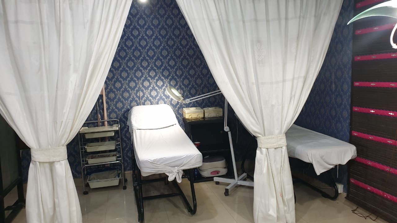Check this mind blowing deal! 73% OFF, Rs 1999 only for Whitening Facial + Whitening Polisher + Face bleach + Whitening Manicure or Whitening Pedicure with Polisher + Loreal Hair Repair Protein Treatment or Hair Trimming + Neck & Shoulder Massage + Threading (Eye brow+Upper lips) by Hina Azfar Signature Salon Johar Town, Lahore.