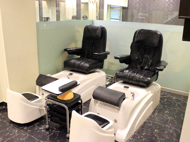 79% off, Rs 1999 only for Whitening Facial + Whitening Face Bleach + Polisher and Glow + Hair Cut + Hair Treatment with Wash + Hand and Feet Bleach + Whitening Glow Manicure and Pedicure + Eyebrow and Upper Lip Threading at Le-Reve Beauty Salon Gulberg Lahore.