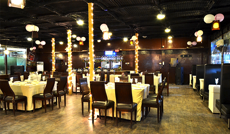 Crackers + Special Chicken White Karhai + Chicken Tikka + Paratha + Naan + Salad + 2 Soft Drinks From Savor