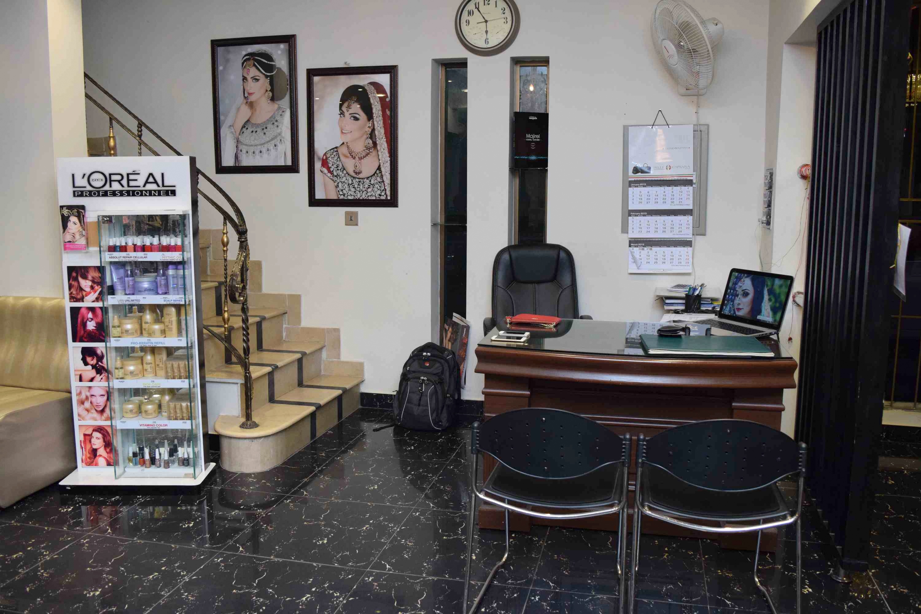 79% off, Rs 1599 only for Dermaclear Whitening Facial or Double Whitening Facial + Whitening Polisher + Whitening Manicure + Whitening Pedicure + Hair Cut with Hair Wash + Neck Shoulder Massage + Threading Eye brows upper lips at Le Reve Beauty Lounge Gulberg, Lahore