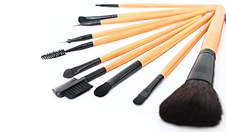 A Set Of 12 Makeup Brushes With Leather Pouch For Rs 999/-