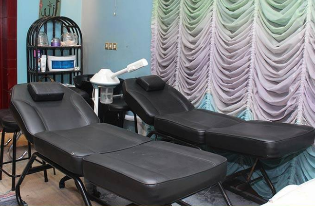 (A). Full Body Wax + Full Body Massage + Whitening Facial by Femi Beauty Lounge, Iqbal Town Lahore.                                     {[OR]}                                                   (B). Full Body Massage + Full Body Wax + Manicure & Pedicure + Face Bleach by Femi Beauty Lounge, Iqbal Town Lahore.