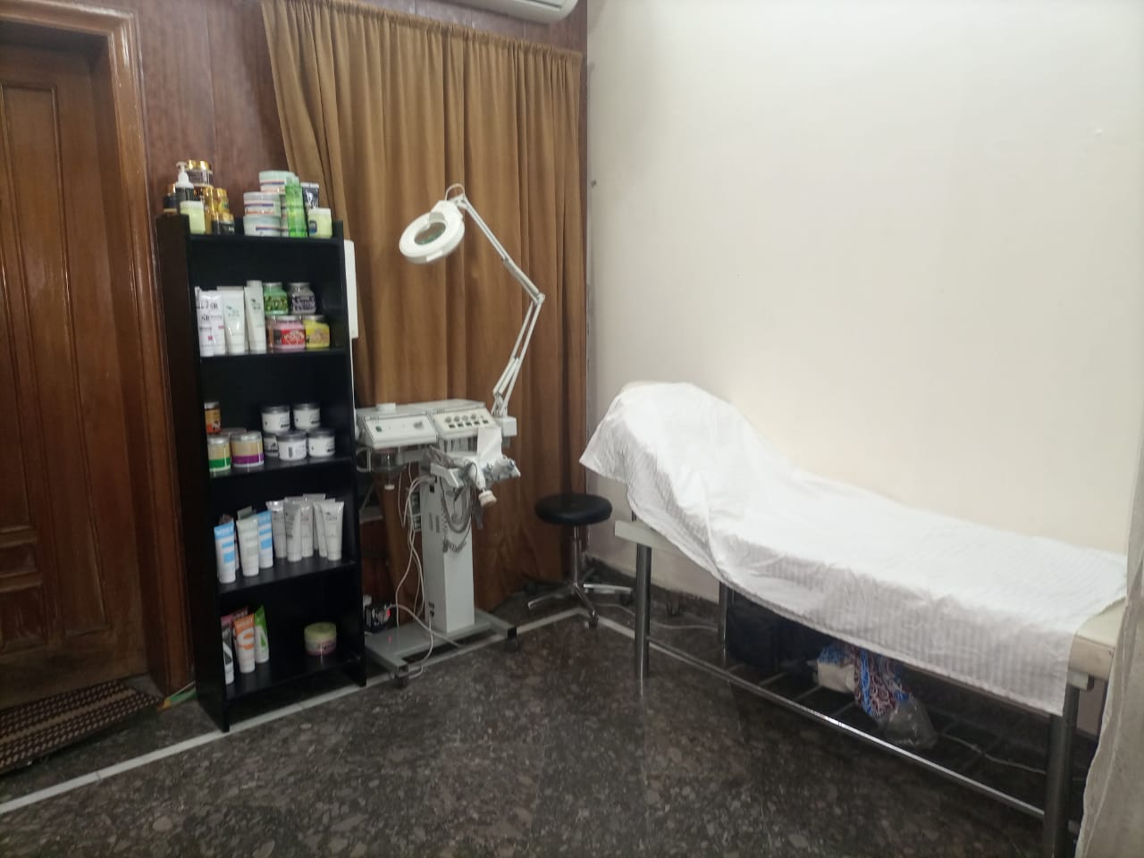 Whitening Facial + Face Polisher + Hot Oil Massage + Whitening Manicure + Whitening Pedicure with Polisher + Threading (Eye brow+Upper lips) by Mirrors Beauty Lounge, Wapda town, Lahore.