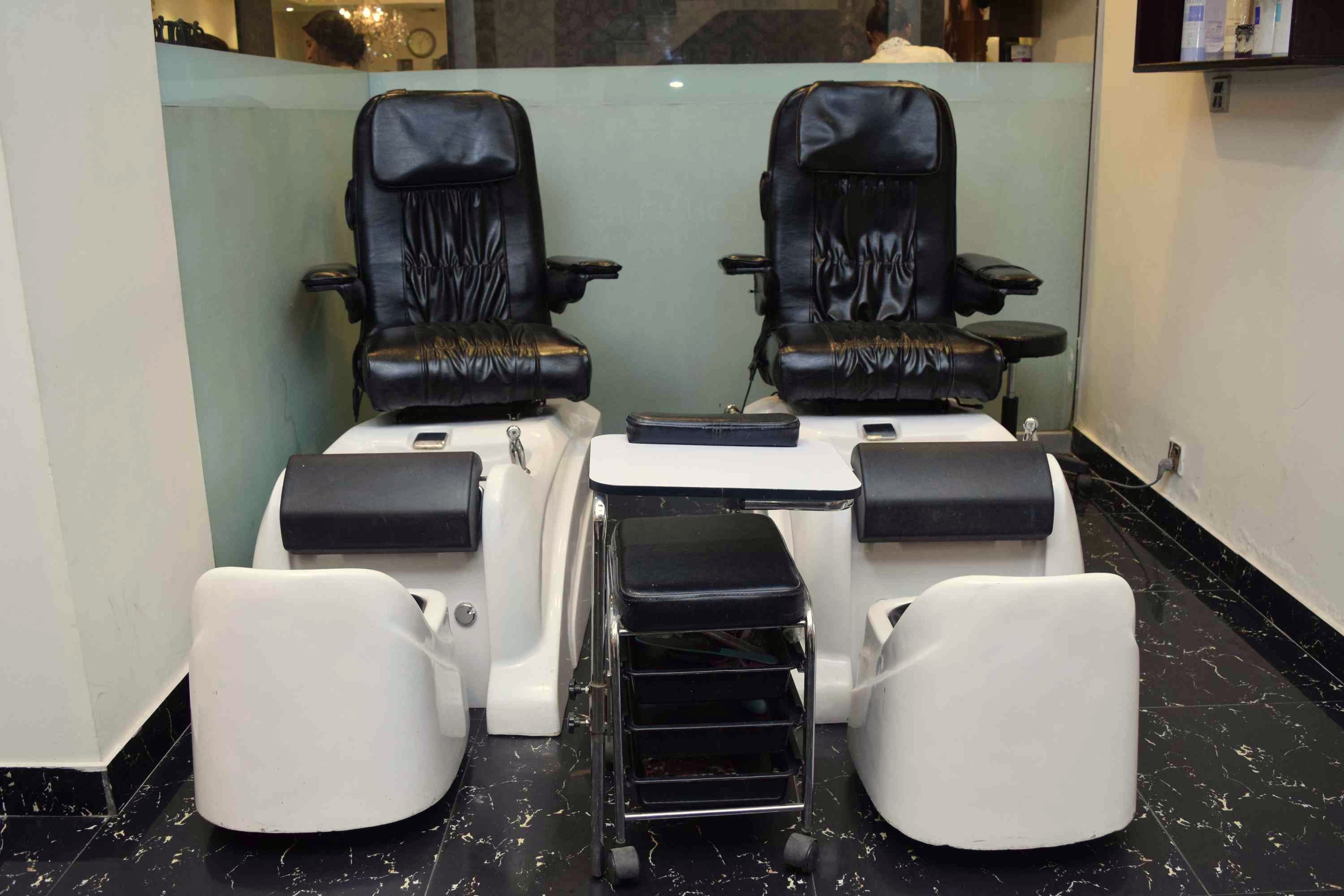 79% off, Rs 1599 only for Dermaclear Whitening Facial or Double Whitening Facial + Whitening Polisher + Whitening Manicure + Whitening Pedicure + Hair Cut with Hair Wash + Neck Shoulder Massage + Threading Eye brows upper lips at Le Reve Beauty Lounge Gulberg, Lahore