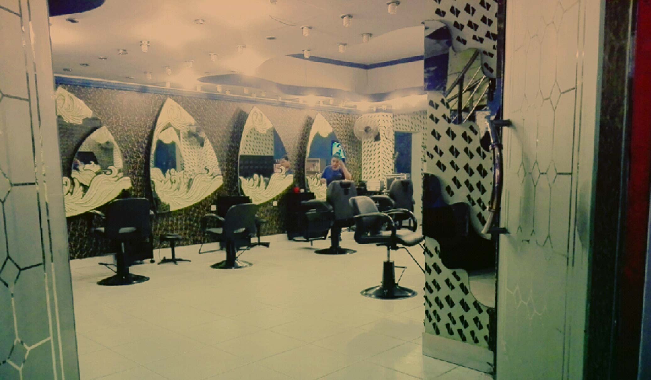 Ayesha's Salon Offers: 86% off, Rs 1199 only for Whitening Facial + Haircut + Hair Shampoo + Whitening Manicure + Whitening Pedicure + Shoulders Massage + Eyebrows & Upper Lip Threading at Ayesha's Salon & Spa Garden Town Lahore.