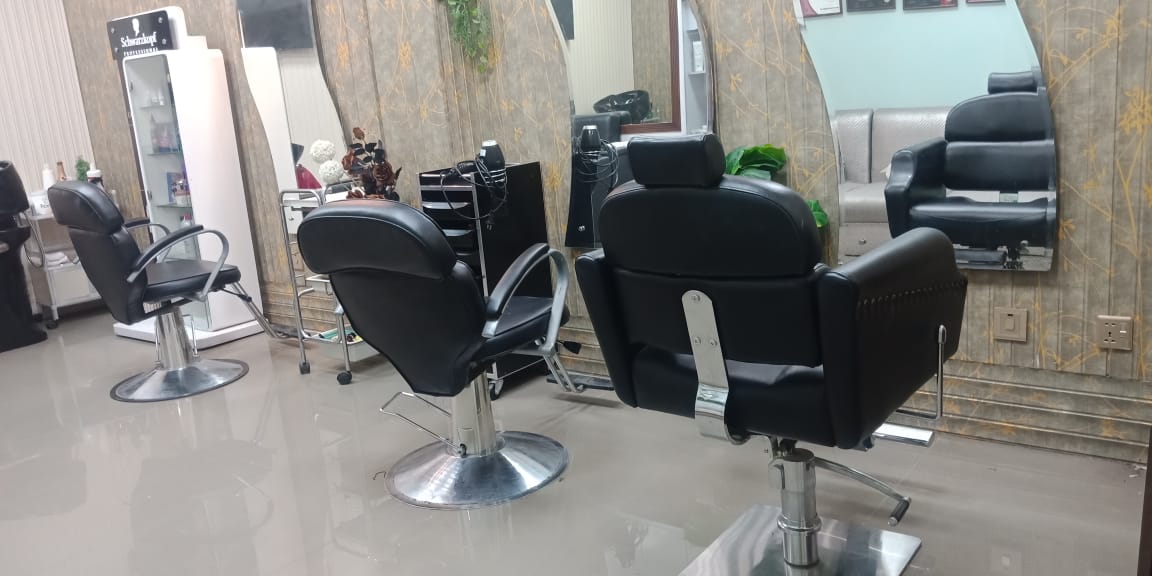 Transform your looks and be the stunning | 62% off, Rs 9999 only for Keratin Hair Straightening Treatment  + Hydra Facial with Complete Scrum & Tools + Face Polisher + Hair Cutting as Per Customer Choice + Deep Neck Polisher by Ameeraz Beauty Salon, 23 Ground floor, Al-Hafeez Tower MM Alam Rd Gulberg III, Lahore.