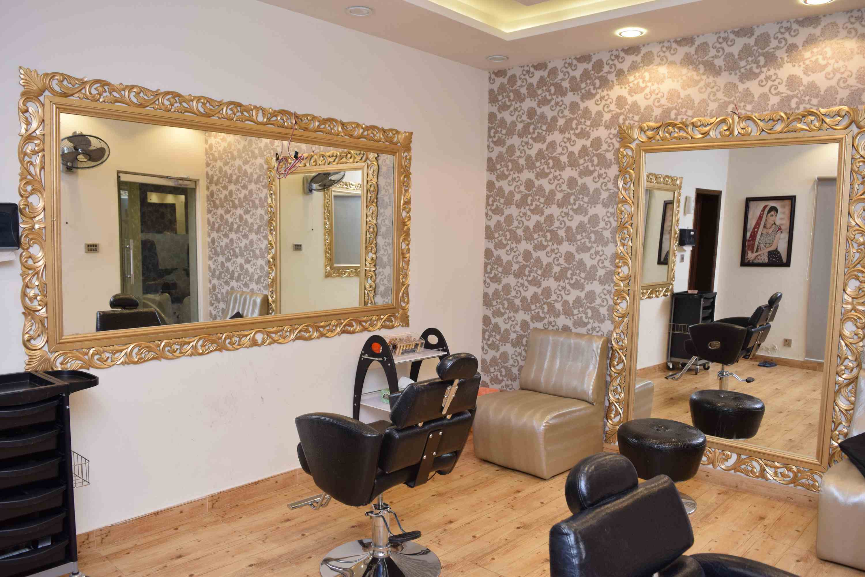 79% off, Rs 1599 only for Dermaclear Whitening Facial or Double Whitening Facial + Whitening Polisher + Whitening Manicure + Whitening Pedicure + Hair Cut with Hair Wash + Neck Shoulder Massage + Threading Eye brows upper lips at Le Reve Beauty Lounge Gulberg, Lahore