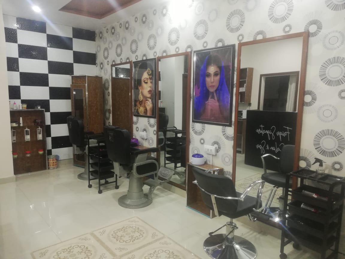 57% off, Rs 1499 only for Whitening Facial + Skin Polisher + Vitamin C Empul or Dark Eye Circle Treatment or Whitening Mask + Whitening Manicure with Polisher + Whitening Pedicure with Polisher + Hair Regrowth Treatment + Threading Eye Brows & Upper Lips by Faiqa Signature Salon & Spa Wahdat Road, Lahore.