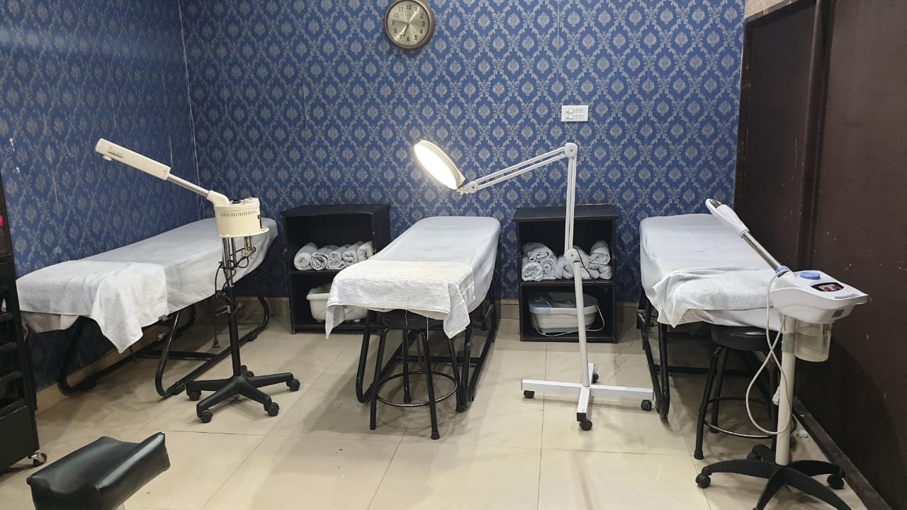 Check this mind blowing deal! 73% OFF, Rs 1999 only for Whitening Facial + Whitening Polisher + Face bleach + Whitening Manicure or Whitening Pedicure with Polisher + Loreal Hair Repair Protein Treatment or Hair Trimming + Neck & Shoulder Massage + Threading (Eye brow+Upper lips) by Hina Azfar Signature Salon Johar Town, Lahore.
