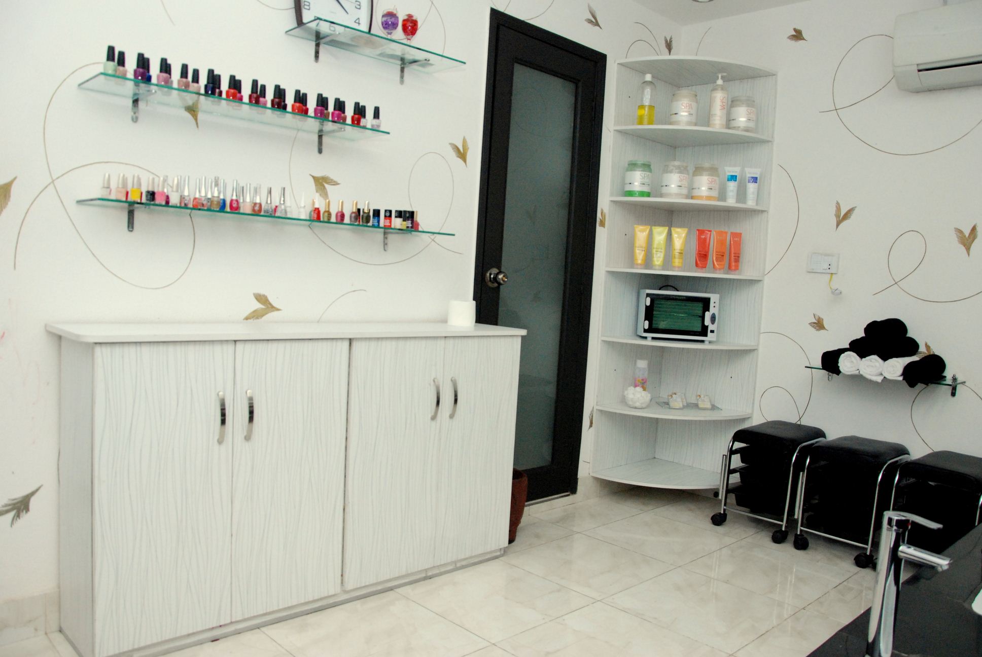 Deal For Him! Receive a Whitening Facial With Deep Cleansing + Haircut + Shave Or Trim + Hair Protein Treatment + Head & Shoulder Massage from NS Glam Salon